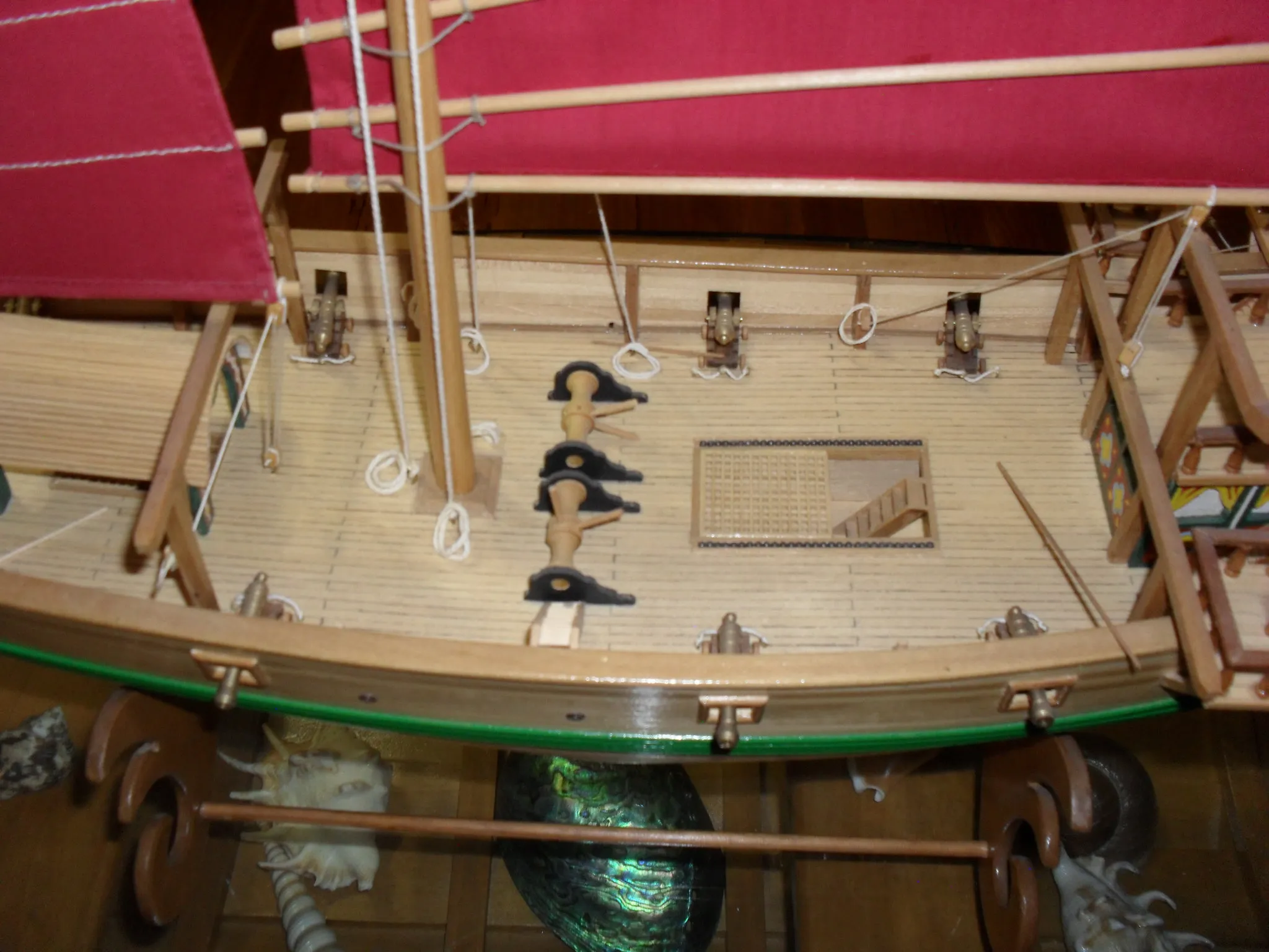 The Chinese Junk: Deck and guns